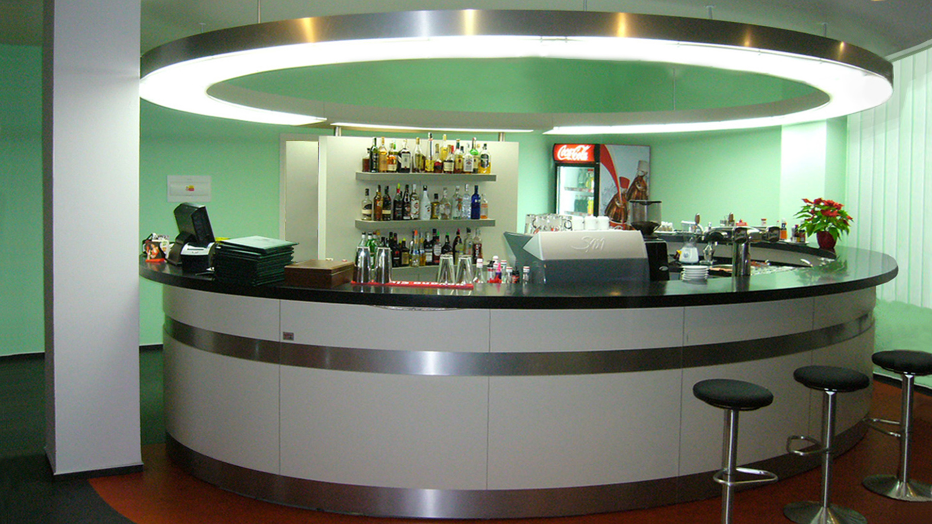 Realizace interiéru restaurace a sportovního centra ve Slaném. Barový pult je řešen jako přerušený ovál. Sádrokartónový podhled opisuje barový pult, osvětlení umocňuje křivku. Materiál